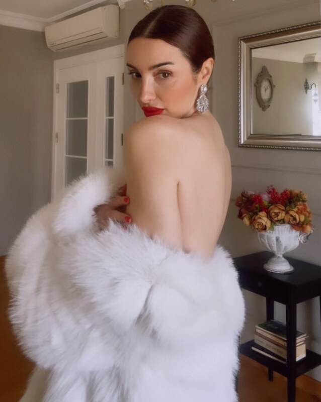 Emra Şen nude photo 18