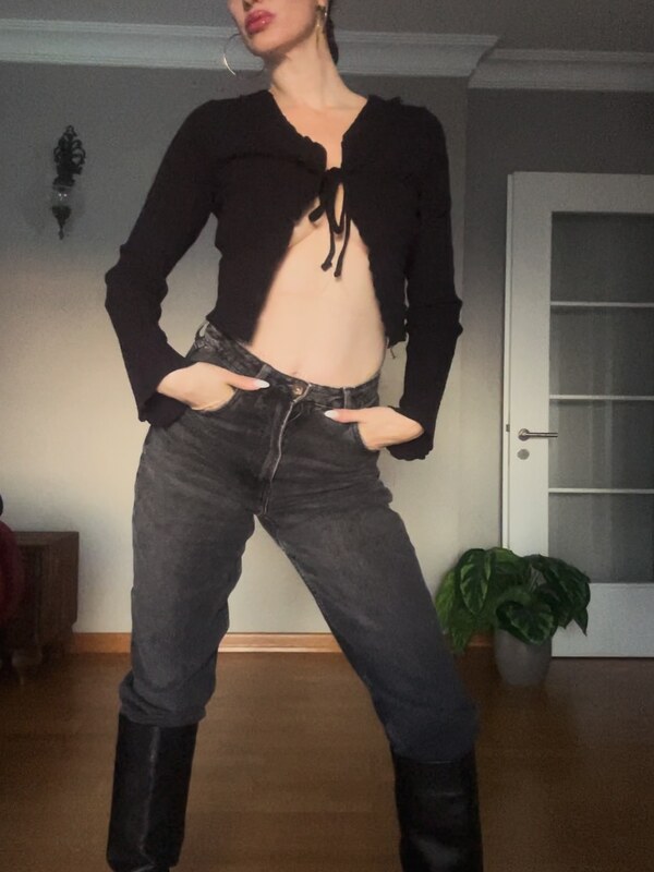 Emra Şen nude photo 20