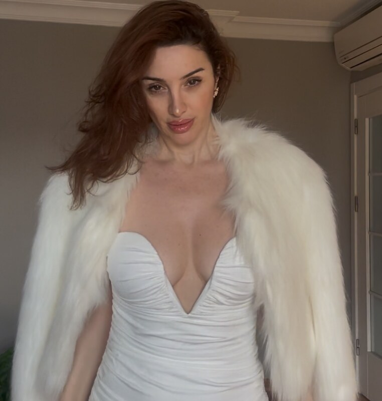 Emra Şen nude photo 17