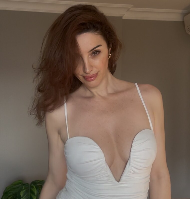 Emra Şen nude photo 27