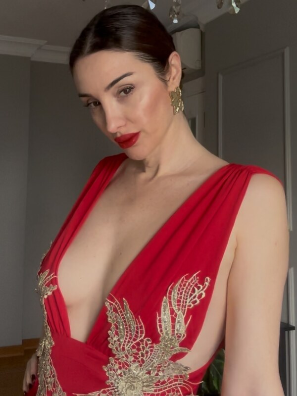 Emra Şen nude photo 32