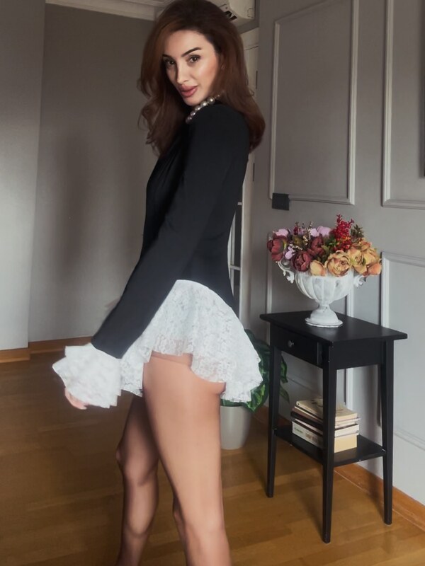 Emra Şen nude photo 26