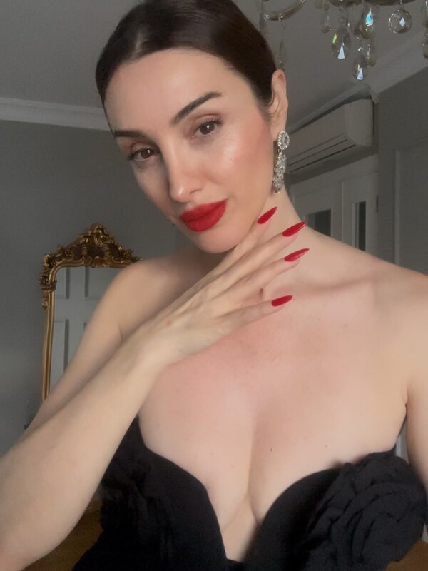 Emra Şen nude photo 27