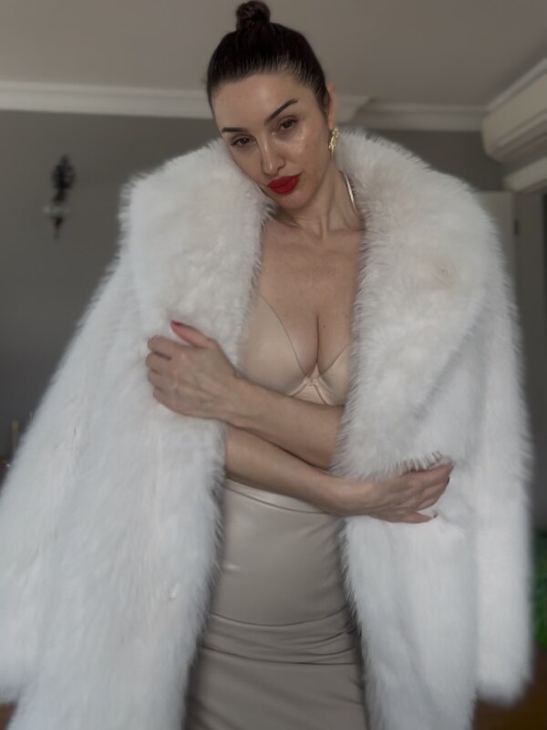 Emra Şen nude photo 11