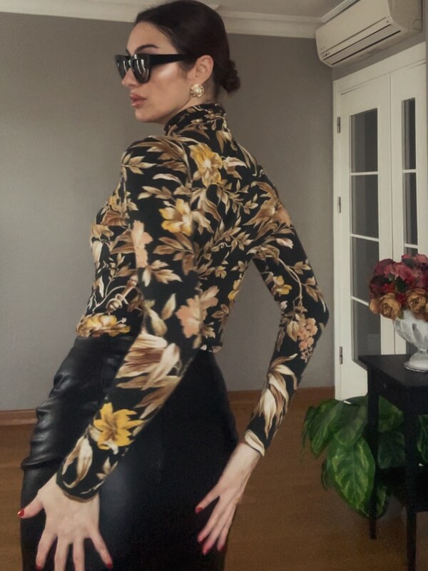 Emra Şen nude photo 12