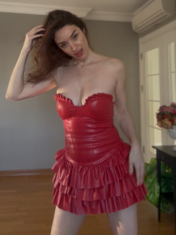 Emra Şen nude photo 14