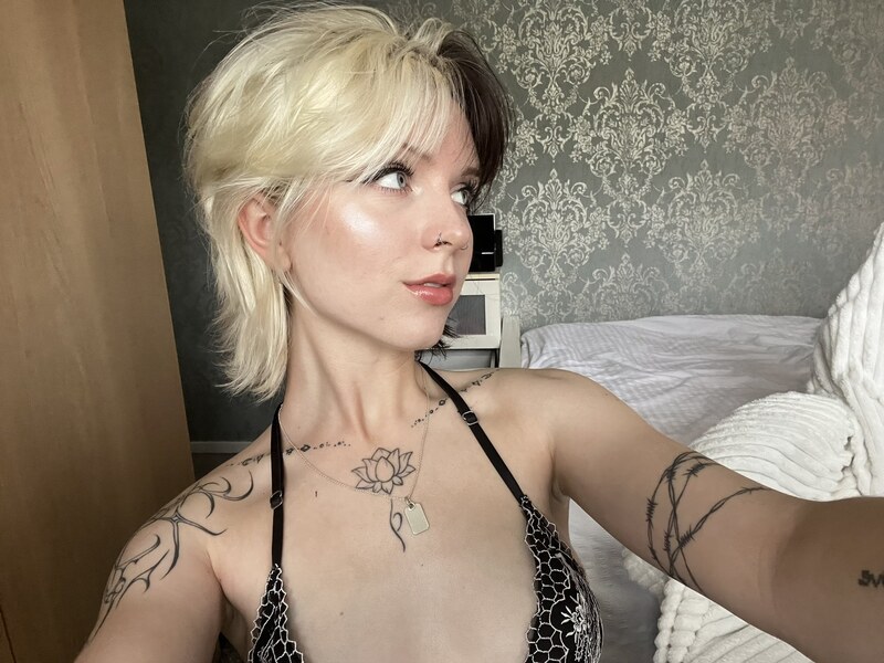Emzeeni nude photo 1