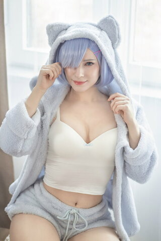 Enji Night nude photo 8