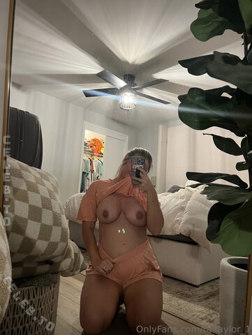 enjoytayy nude photo 1
