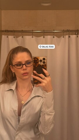 Erin Moriarty Hot (1 photo)