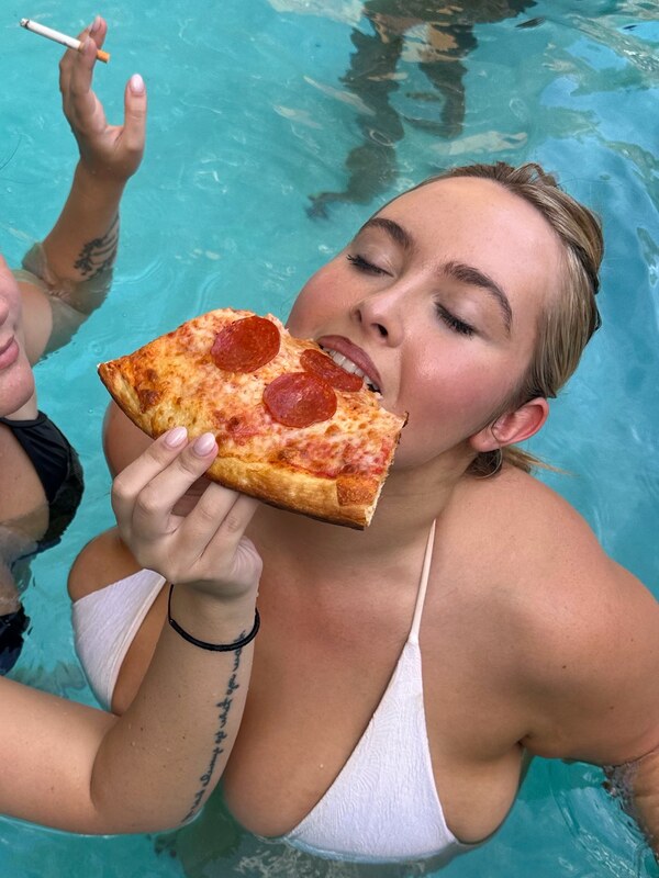 Erinmhk nude photo 8