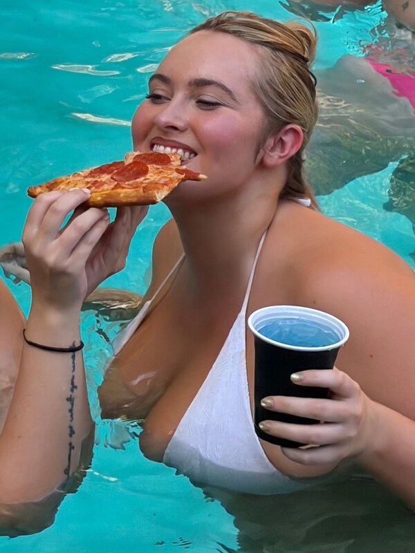 Erinmhk nude photo 9