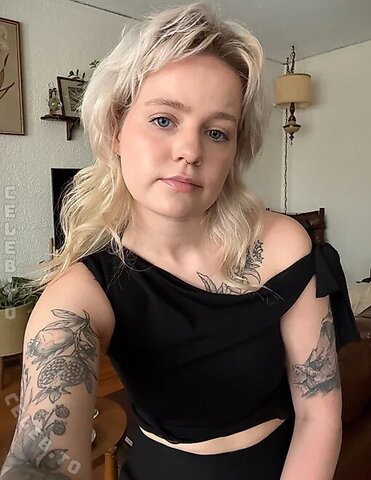 Ersties nude photo 14
