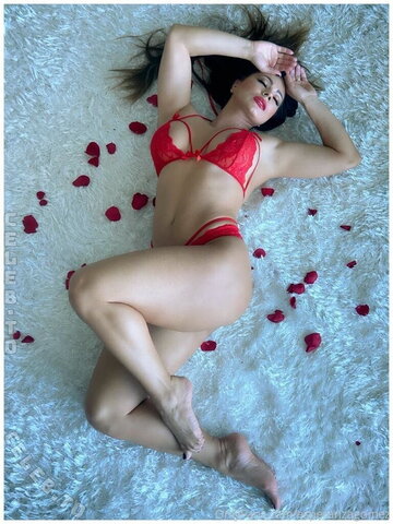 Esperanza Gomez nude photo 3