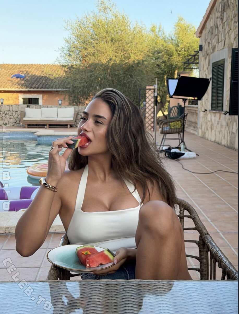 Esra Algac nude photo 3