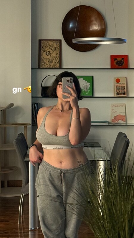 Esteeisonline nude photo 6