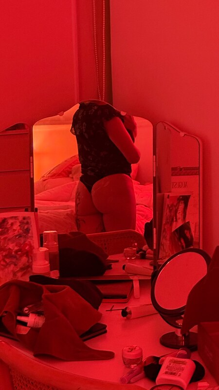 Esteeisonline nude photo 7