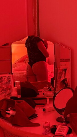Esteeisonline nude photo 9