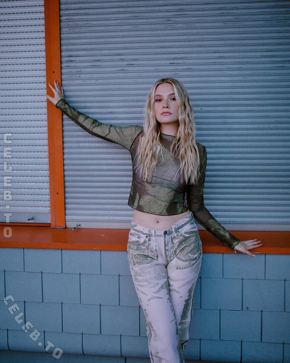 Esther Graf nude photo 8