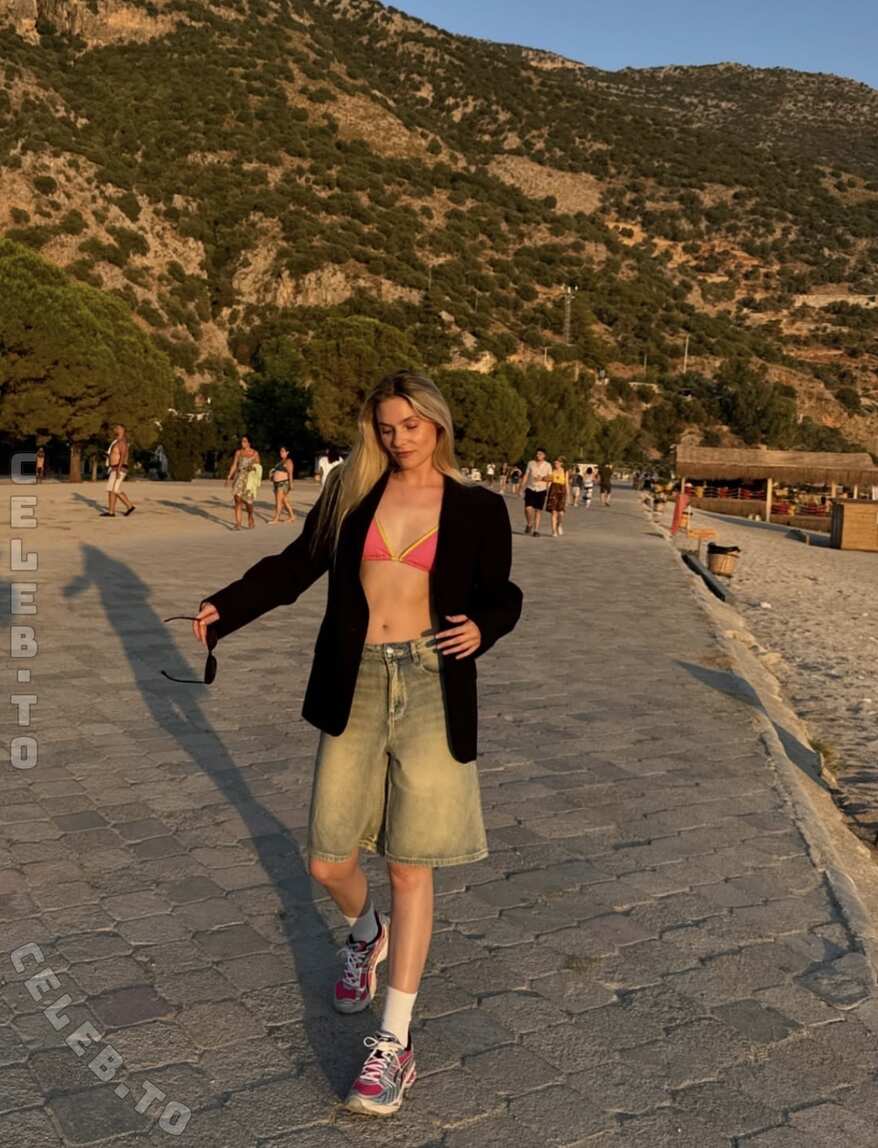 Esther Graf nude photo 2