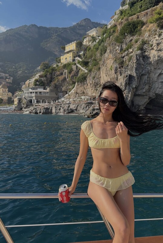 Evelyn Ha nude photo 3