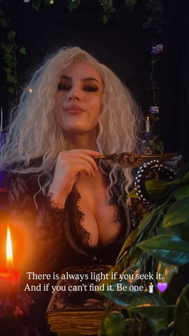 Evelyn Keeps Hot (1 photo)
