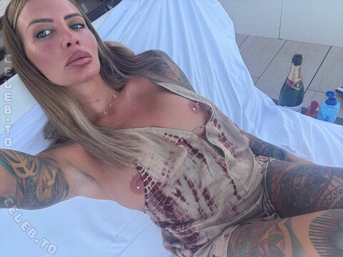 evelynuncovered nude photo 3