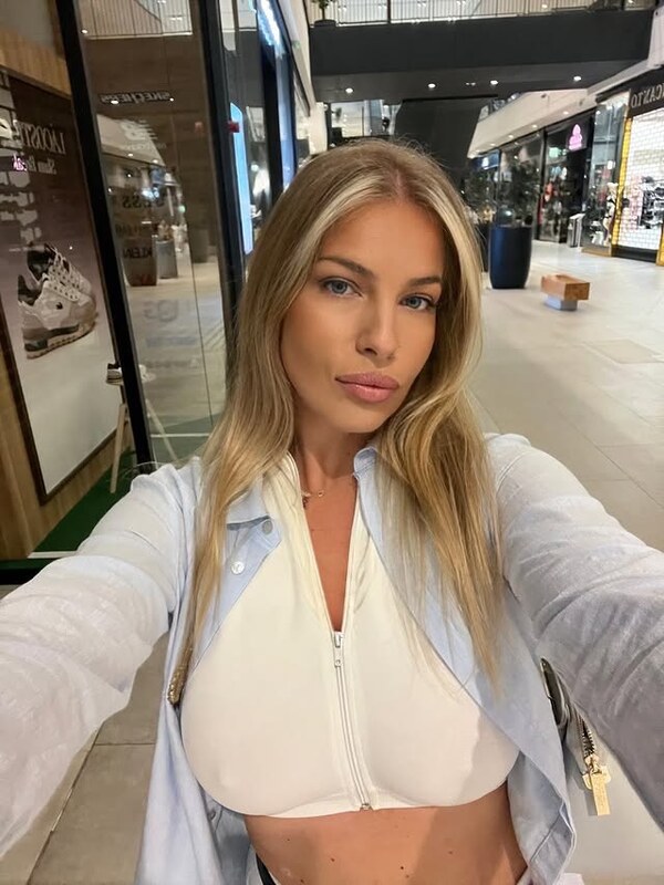 evitaaa29 nude photo 2