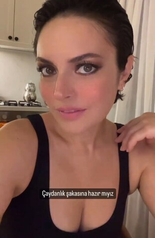 Ezgi Mola nude photo 1