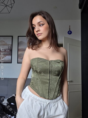 Fanasia nude photo 6