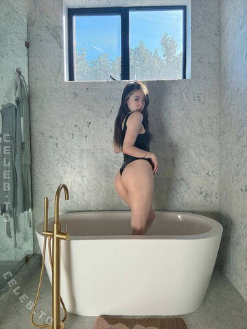 FanFan nude photo 38
