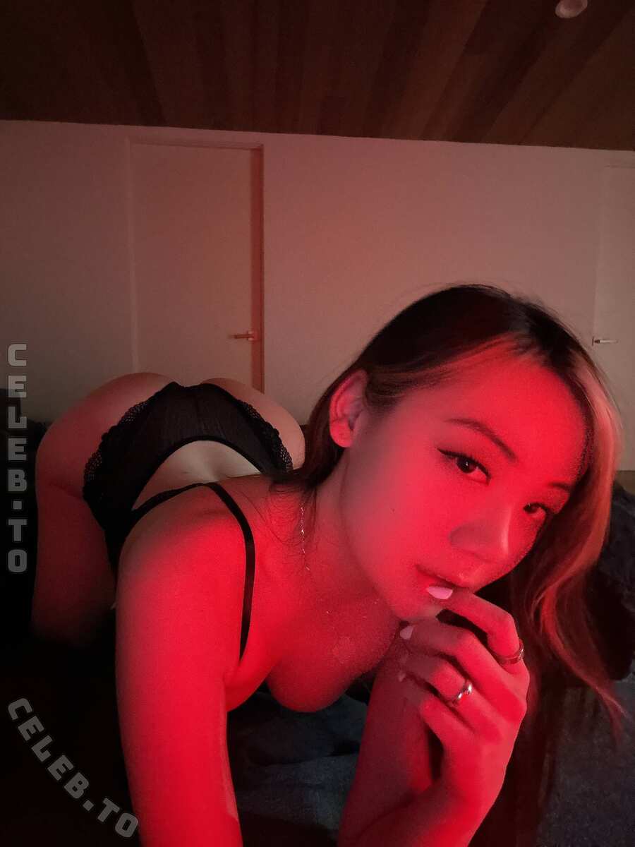 FanFan nude photo 2