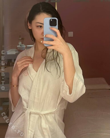 FanFan nude photo 2