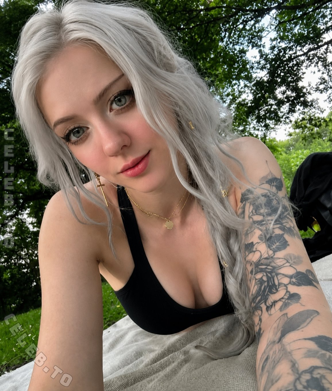 Farbenfuchs nude photo 2