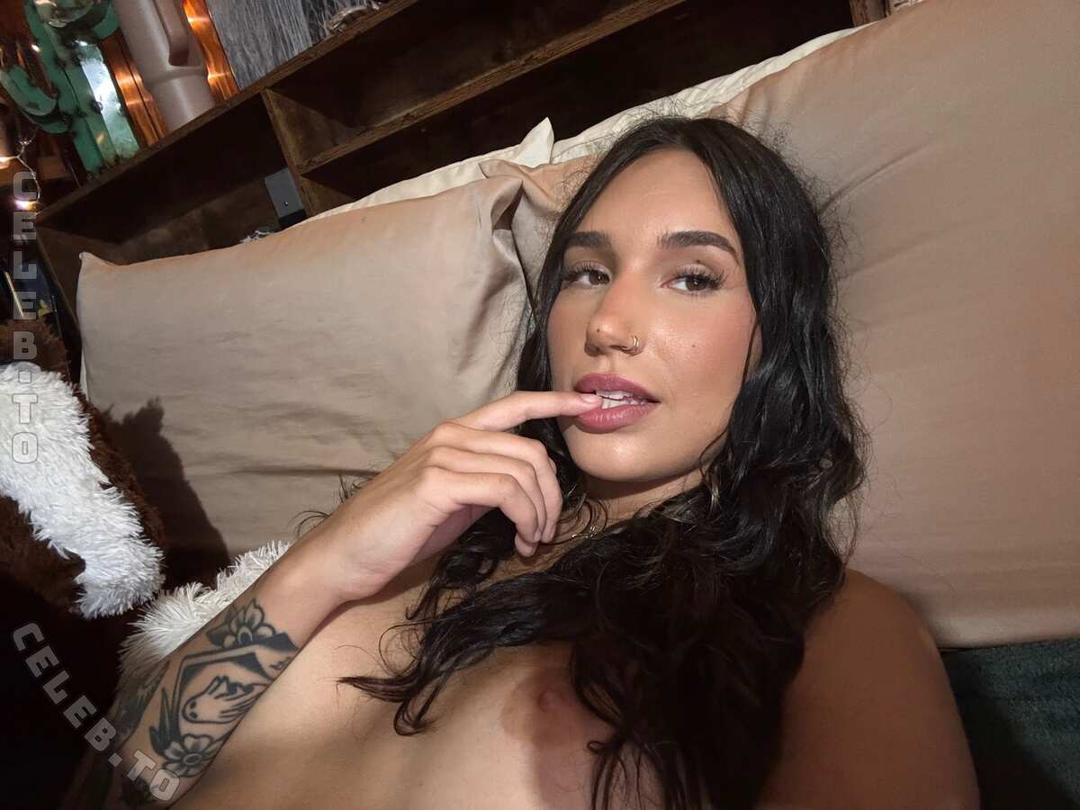 favellaalangley nude photo 5