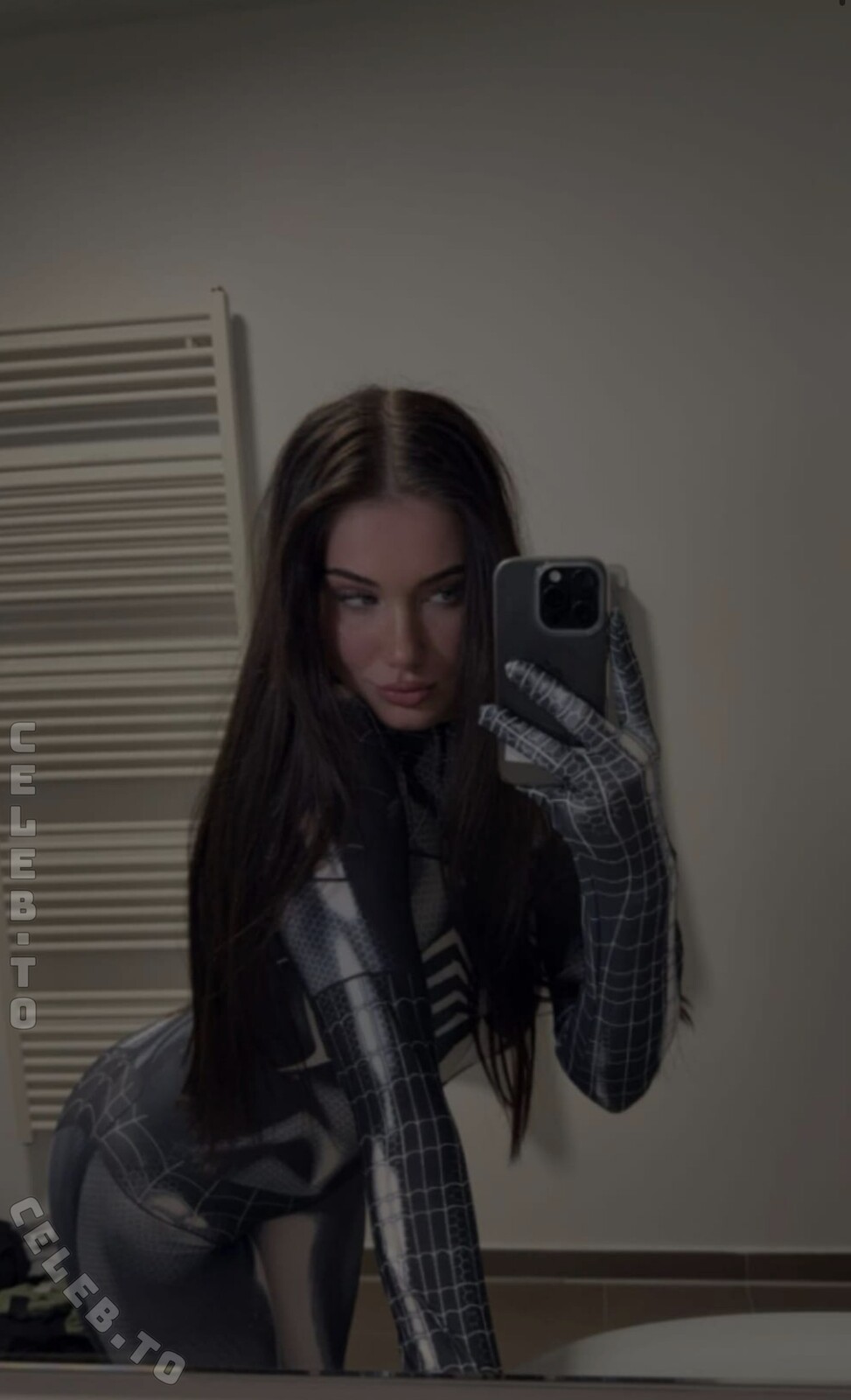 Faye.sxh nude photo 1
