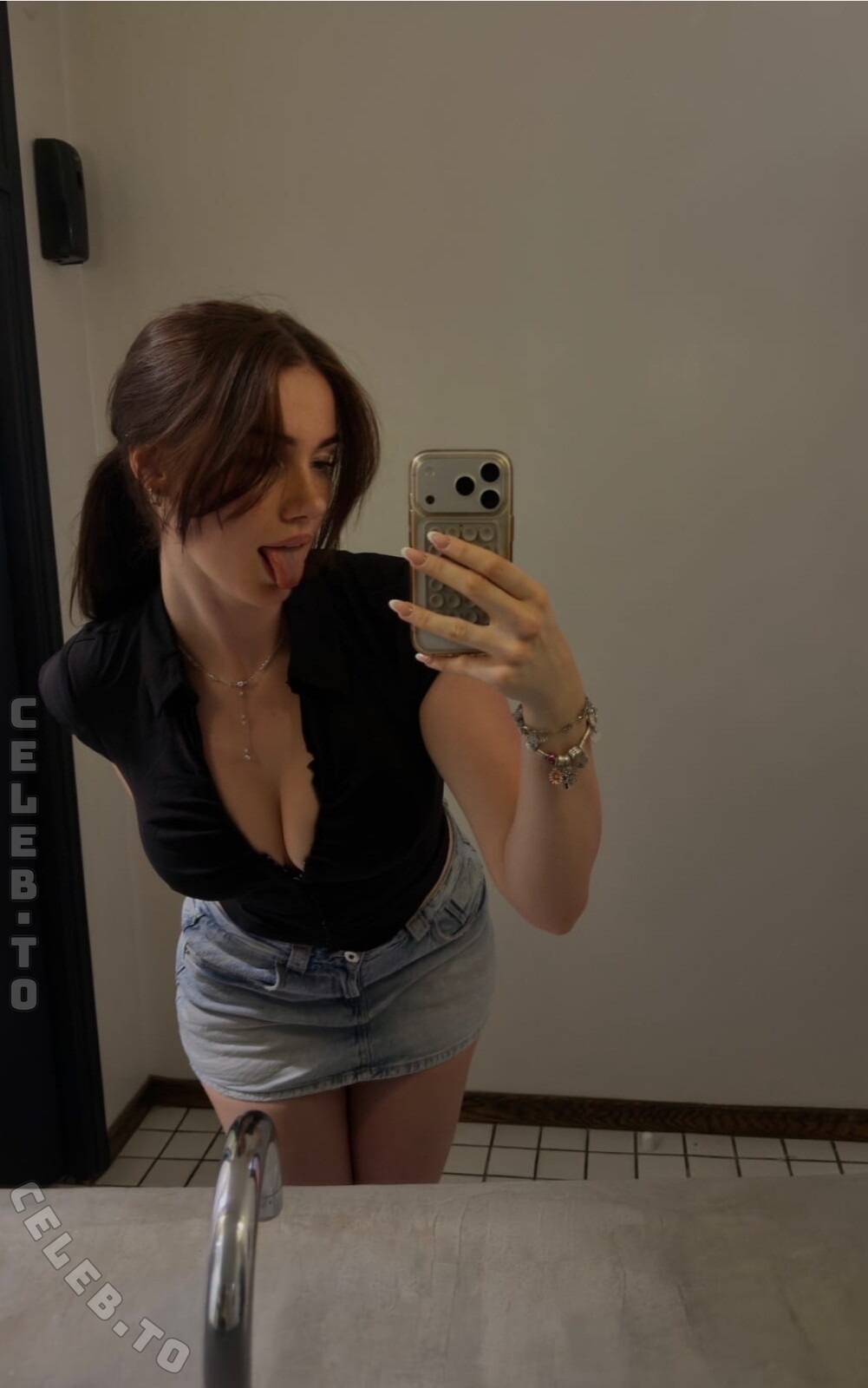 Faye.sxh nude photo 1