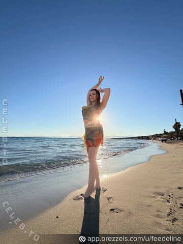 Feedeline nude photo 4