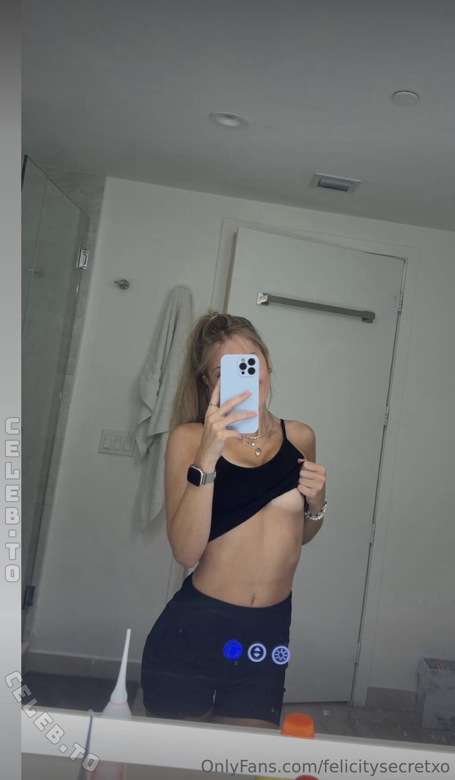 Felicity Smoak nude photo 2
