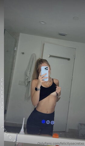 Felicity Smoak nude photo 33