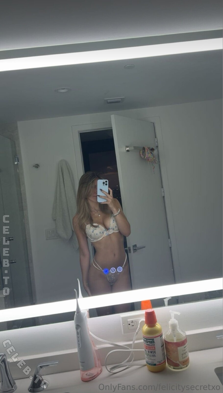 Felicity Smoak nude photo 4