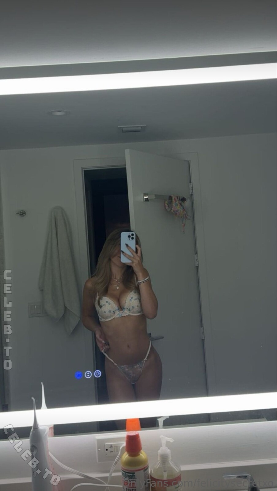 Felicity Smoak nude photo 5