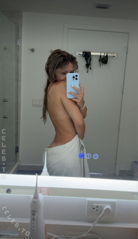 Felicity Smoak nude photo 20