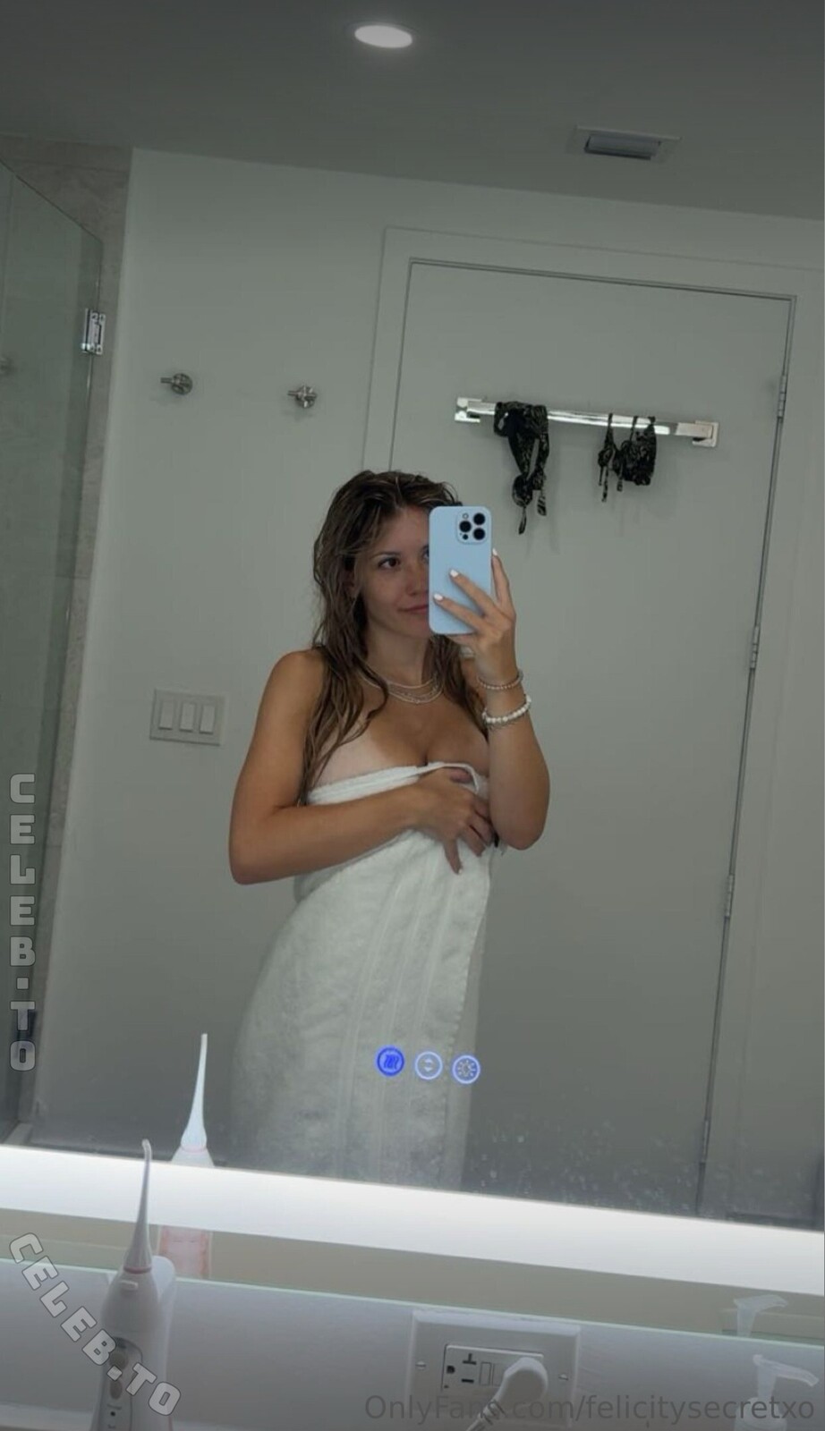 Felicity Smoak nude photo 5