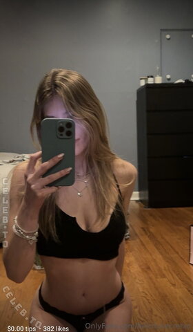 Felicity Smoak – Pics from her feed