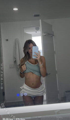 Felicity Smoak nude photo 18