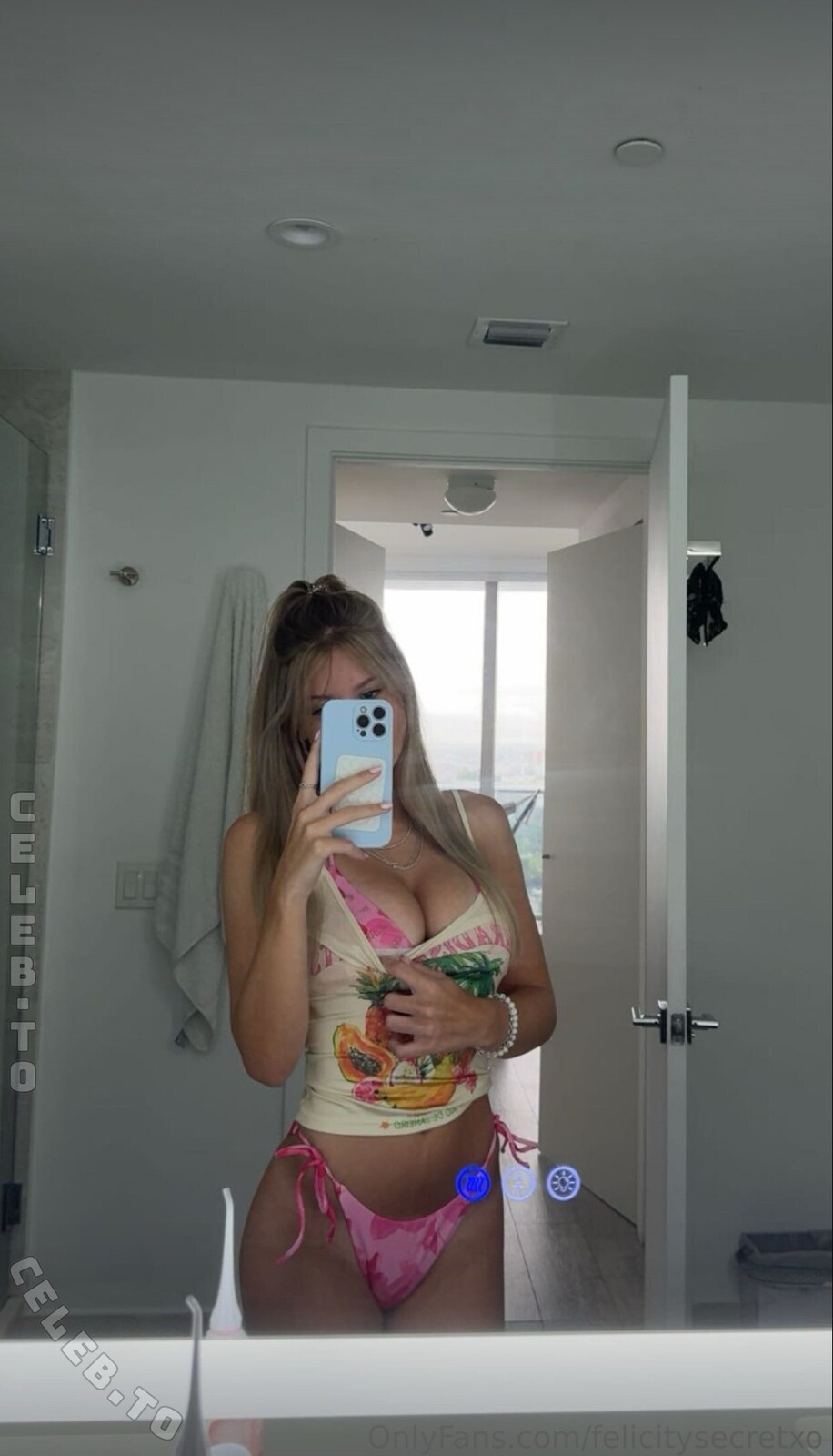 Felicity Smoak nude photo 3
