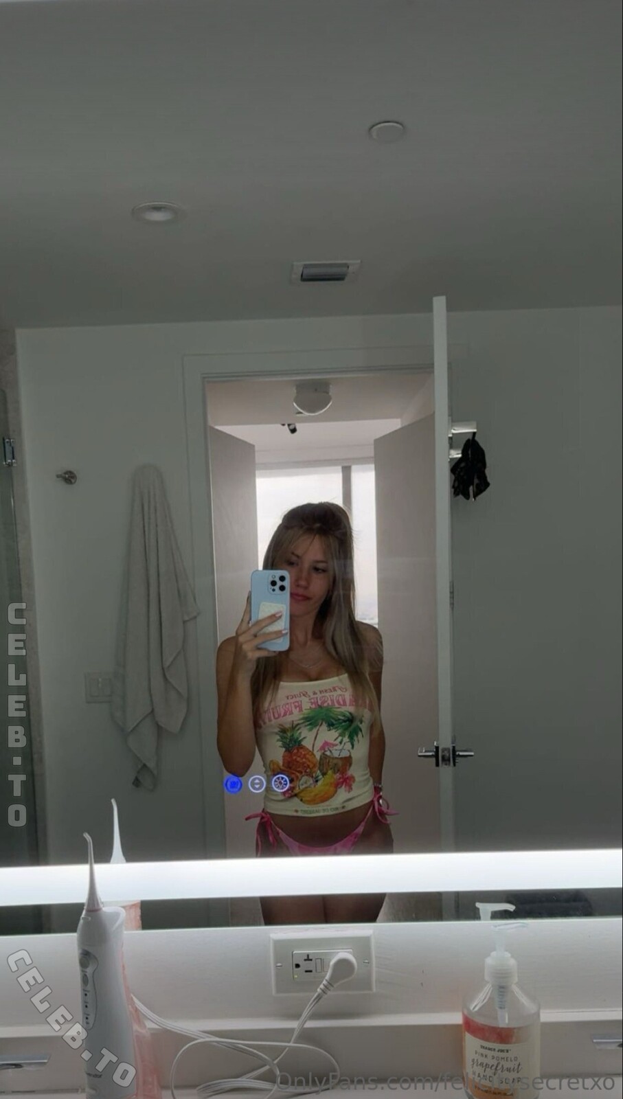 Felicity Smoak nude photo 4