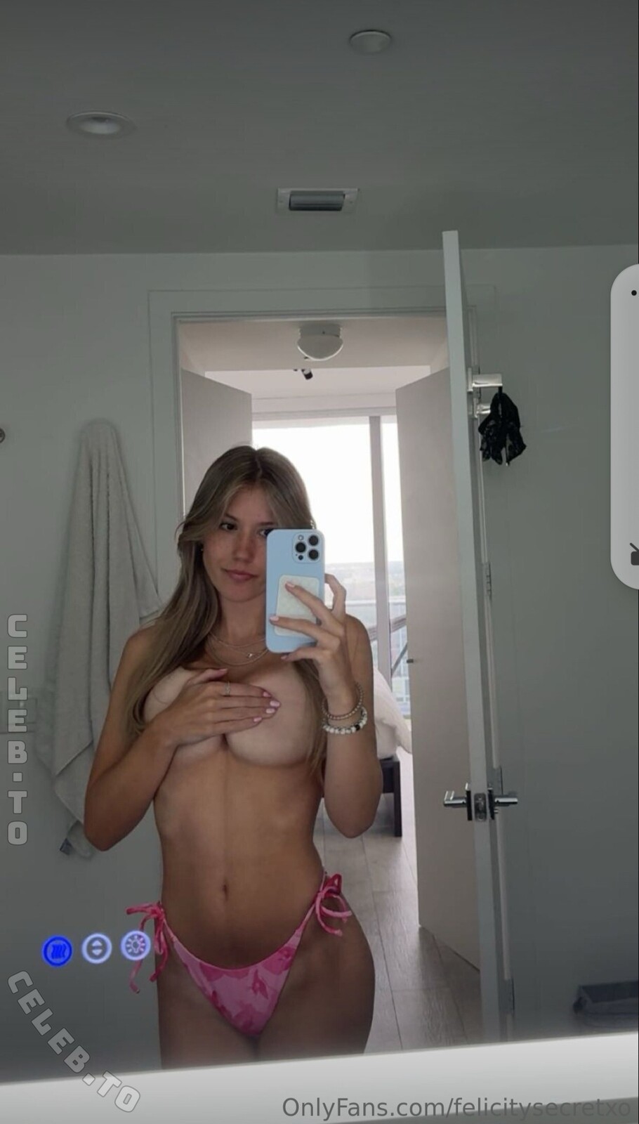 Felicity Smoak nude photo 7