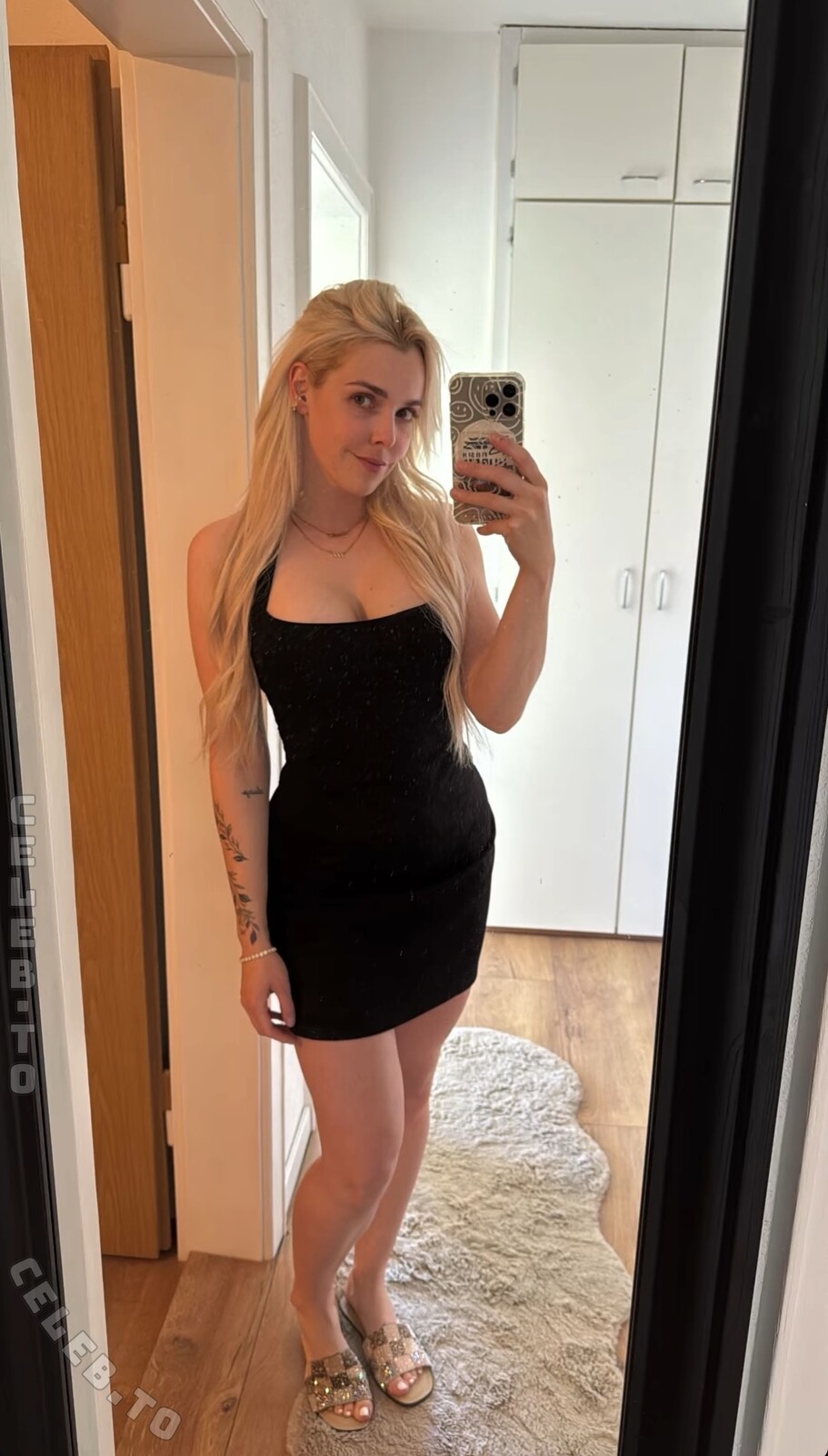 Feliz R. Nicole nude photo 1